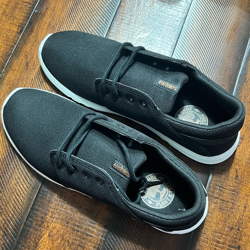 Men size 11 BRAND NEW Etnies….